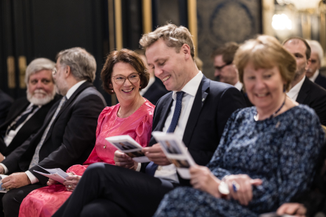 Smil og latter mellom Lise Øvreås, Ola Borten Moe og Marianne Borgen under årsmøtet på Grand.