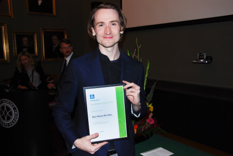 Vinner av Yara Birkelandprisen dr. Robert Wissing med diplom. 