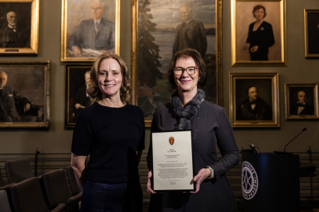 Hanna_Geiran_og_Lise Øvreås_med_fredningsvedtaket