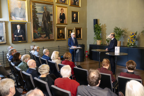 Ole Torp i samtale med Øyvind Østerud foran publikum.