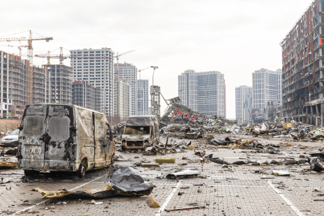 Bilde av utbombet byområde i Kyev, Ukraina. 