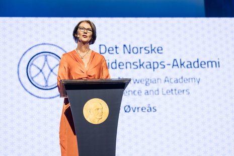 Kvinne på talerstol.