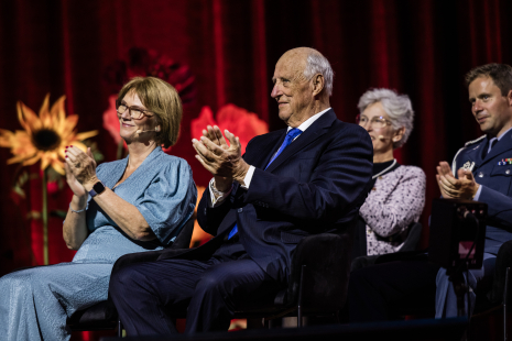 Lise Øvreås, H.M. Kong Harald V og Cynthia Friend på scenen under prisseremonien