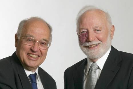 Atiyah mottok Abelprisen i matematikk sammen med Isadore Singer i 2004.
