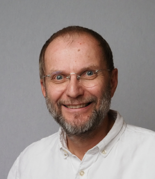Mann smiler til kamera