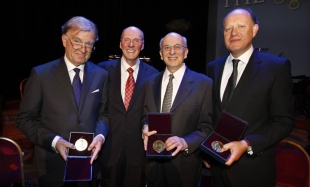 Fred Kavli, nummer to fra venstre, sammen med Kavliprisvinnerne i nevrovitenskap. (Foto: Erlend Aas/Scanpix)