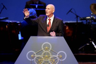Fred Kavli på talerstolen i Oslo konserthus i forbindelse med utdelingen av de første Kavliprisene i 2008. Foto: Scanpix
