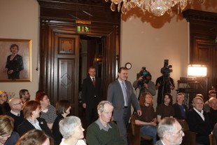 Akademiets preses Øyvind Østerud, fulgt av Abelkomiteens leder Kristian Seip, på vei for å fortelle hvem som blir årets Abelprisvinner. (Foto: Knut Falch/Scanpix)