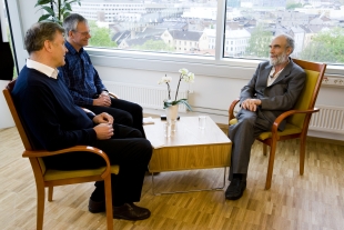 Martin Raussen og Christian Skau intervjuer prisvinneren.