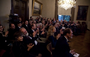 En fullsatt foredragssal på Akademiet applauderte vinneren av den første Yaras Birkelandpris i fysikk og kjemi, Dr. Melanie Zimmermann. (Foto: Eirik Furu Baardsen)