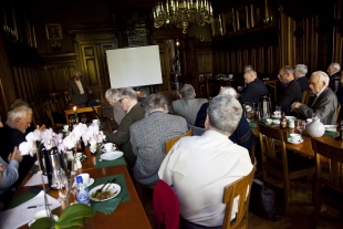 Professor Lauritz S. Sømme holder foredrag  om avansert statsdannelse hos bier og maur.