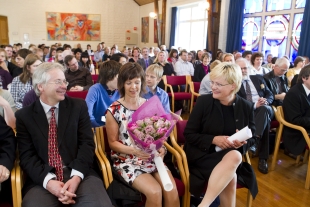 Fra venstre: Tom Lindstrøm, Holmboeprisvinner Therese Hagfors og kunnskapsminister Kristin Halvorsen. Foto: Scanpix/Berit Roald