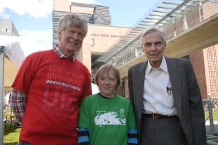 John Tate met headmaster Kristen Øybekk and Tallak Solheim both from Gjerstad school in the same village where Niels Henrik Abel grew up. (Photo: Agder University)