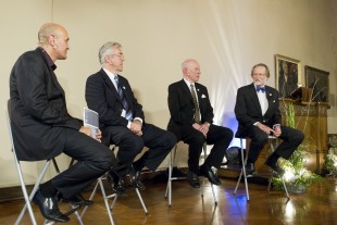Paneldebatt på Akademiet etter kunngjøringen. Fra venstre: Debattleder Jim Al-Khalili, Oddbjørn Engvold (Komiteleder i astrofysikk), Arne Skjeltorp (Komiteleder i nanovitenskap) og Jon Storm-Mathisen (Komiteleder i nevrovitenskap). Foto: Berit Roald/Scanpix