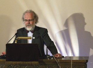 Nils Chr. Stenseth kunngjør navnet på Kavlipris vinnerne. Foto: Berit Roald/Scanpix