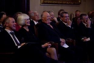 Fra venstre: Rektor ved UiO Ole Petter Ottersen, statsråd Tora Aasland, H.M.Kong Harald, Øivind Andersen og Høyesterettsjustitiarius Tore Schei. Foto: Eirik Furu Baardsen