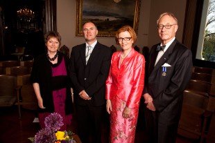 Atle Oanes, nr 2 fra venstre, er tildelt Akademiets lærerpris for 2011. Her er han sammem lærerprisens styre som har bestått av Frøydis Hertzberg, Inger Moen (leder) og Lars Walløe. Foto: Eirik Furu Baardsen