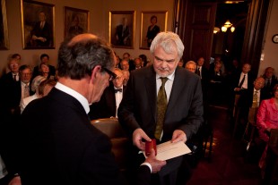 Eyjólfur Kjalar Emilsson fikk overrakt Fridtjof Nansens belønning for fremragende forskning innen humaniora og samfunnsfag. Foto: Eirik Furu Baardsen