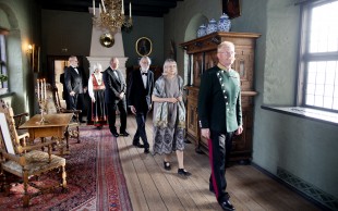 Kong Harald og statsråd Tora Aasland på vei inn til Abelbanketten på Akershus slott sammen med prisvinneren John Milnor og hans kone Dusa McDuff. Foto: Kyrre Lien/Scanpix