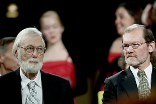 John Milnor og Øyvind Østerud, preses i Det Norske Videnskaps-Akademi, på scenen i Gamle Logen under prisseremonien. Foto: Stian Lysberg Solum