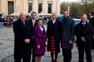 H.M Kongen og H.M Dronningen, Kronprins Haakon og Mette-Marit utenfor Univeritetets Aula. Generalsekretær Øivind Andersen og Rektor ved Uio, Ole Petter Ottersen