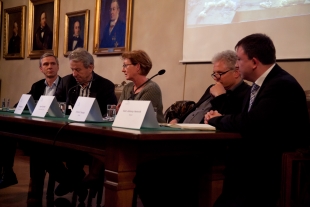 I panelet fra venstre: Olav Steinnes, Knut Bjørlykke, Inger Sandlie, Johan E. Hustad, og Karl Johnny Hersvik. Foto: Eirik Furu Baardsen