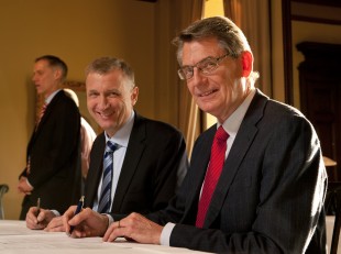 Samarbeidsavtalen ble signert av konsernsjef Jon Erik Rienhardsen i PGS og generalsekretær Øivind Andersen i Det Norske Videnskaps-Akademi. Til ventre: Helge Holden, styreleder i Abelfondet. Foto: Svein Erik Dahl