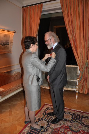 Ambassadør Brigitte Collet overrekker det synlige beviset på at Nils Chr. Stenseth nå ridder av den franske æresordenen Légion d