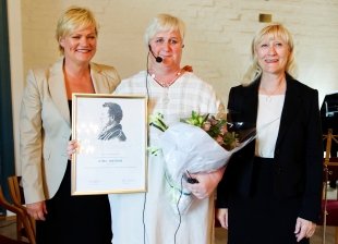 Kristin Halvorsen overrakte Holmboeprisen til Gina Onsrud fra Nardo skole i Trondheim. Til høyre skolens rektor Elin Østgaard. Foto: Erland Aas/Scanpix