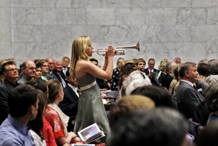 Tine Thing Helseth stod for den musikalske underholdningen under Abelprisseremonien i Universitetets Aula. Foto: Erlend Aas/Scanpix