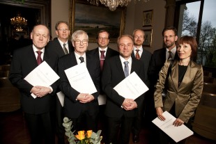 De nye medlemmene. Første rad fra venstre: Første rad, fra venstre: Svein Eng, Dag Normann, Kjetill S. Jakobsen og Margarete Erika Vollrath. Andre rad, fra venstre: Bjørn Erik Rasch, Kenneth Ruud, Michael Stausberg og Andreas Føllesdal. Tre av akademiets nye medlemmer kunne ikke være tilstede: Terje Espevik, Astri Andresen og Tore Rem. Foto: Eirik Furu Baardsen
