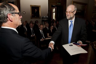 Professor Ernst Håkon Jahr mottok Nansens belønning for fremragende forskning innen humaniora og samfunnsfag av Gunnar Nicolaysen. 