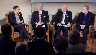 Adam Rutherford intervjuer lederne av Kavlipriskomiteene etter kunngjøringen på Akademiet. Fra venstre: Oddbjørn Engvold, Arne Skjeltorp and Jon Storm-Mathisen. Foto: Stian Lysberg Solum