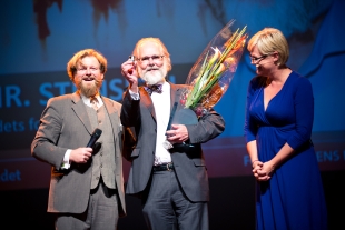 Nils Chr. Stenseth mottar Forskningsrådets formidlingspris for 2012. Prisen ble overrakt av kunnskapsminister Kristin Halvorsen. Til venstre konferansier Petter Schjerven.Foto: Norges forskningsråd