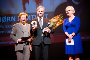 Bjørn Jamtveit mottok Forskningsrådets pris for fremragende forskning, Årets Møbius. Prisen ble overrakt av kunnskapsminister Kristin Halvorsen. Til venstre: Konferansier Petter Schjerven. Foto: Norges forskningsråd