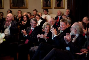 Reidun Kavli Sirevåg flankert av fra venstre Akademiets generalsekretær Øivind Andersen og kansellisjef Anders Flågen. Til høyre Akademiets preses, Nils Chr. Stenseth. Foto: Eirik Furu Baardsen