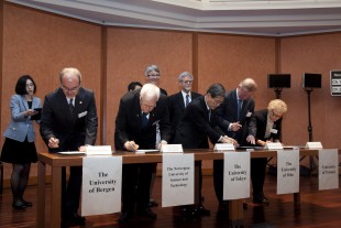 Signering av nye samarbeidsavtaler. Fra venstre: Viserektor ved UIB, Kuvvet Atakan; Rektor Torbjørn Digernes, NTNU; Visepresident ved Tokyo Universitet, Masako Egawa; Rektor ved UiO, Ole Petter Ottersen og Viserektor ved UiT, Britt-Vigdis Ekeli. Bak f.v: Statssekretær Ragnhild Setsaas og Norges ambassadør i Japan Arne Walther. Foto: Eirik Furu Baardsen