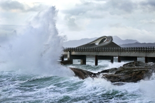 EKSTREMVÆR: Vi mennesker blir små i møtet med naturkreftene som her en stormfull høstdag ved Atlanterhavsveien.  Foto: Berit Roald/NTB Scanpix