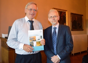 Øystein Hov (t.v.) la fram hovedkonklusjonene i rapporten "Extreme Weather Events in Europe: preparing for climate change adaptation" på Vitenskapsakademiet. Arild Underdal er leder for Akademiets klimautvalg som arrangerte møtet. Foto: Anne-Marie Astad