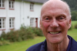 Fred Kavli foran barndomshjemmet i Eresfjorden i Romsdal. Bildet ble tatt i forbindelse med opptak til tv-programmet om Fred Kavli som NRK sendte i 2008. Foto: Stig Andersen