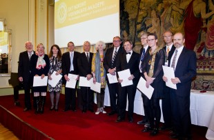 Nyinnvalgte medlemmer i Den historisk-filosofiske klasse: Kristian Tambs, Tone Selboe, Camilla Serck-Hanssen, Øystein Linnebo, Dagfinn Skre, Marit Melhuus, Rolf Tamnes, Xavier Philippe, Östen Dahl, Ingunn Lunde, Kjell Johan Sæbø og Geir Asheim. Foto: Scanpix