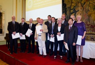 De tilstedeværende nyinnvalgte medlemmer i Den matematisk-naturvitenskapelige klasse:Kristian Berg, Terje Johansen, Atle Mysterud, Anders Goksøyr, Mark Achtman (lys jakke), Einar Uggerud, Hans Petter Langtangen, May-Britt Hägg, Zhibin Zhang, Albert Gjedde (bak) og Kristin Vala Ragnarsdottir. Foto: Scanpix