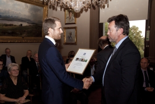Thomas Gjesteland mottar Yaras Birkelandpris for 2014 av teknologidirektør Pierre Herben. Foto: Eirik Furu Baardsen