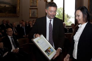 Yaras teknologidirektør Pierre Herben overrakte Birkelandprisen til Pei Cheng Chua. Foto: Eirik Furu Baardsen