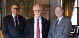 Presidiet i Det Norske Videnskaps-Akademi for 2016. Akademiets preses Ole M. Sejersted flankeres av generalsekretær Øivind Andersen og visepreses Hans Petter Graver. Foto: Eirik Furu Baarden