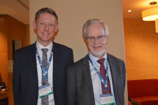 Curtis Brainard, presidenten i World Federation of Science Journalists og Ole M. Sejersted preses i Det Norske Videnskaps-Akademi på pressemottakelsen i forbindelse med annonseringen av reisestipender for forskningsjournalister.