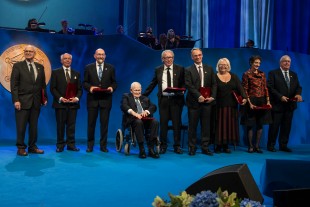 : Fra venstre vinnerne av Kavliprisen i astrofysikk Rainer Weiss, Ian Drever som mottok prisen på vegne av sin bror Ronald W.P. Drever og Kip S. Thorne, i midten vinnerne av Kavliprisen i nanovitenskap Calvin F. Quate, Christoph E. Gerber og Gerd Binnig, til høyre vinnerne av Kavliprisen i nevrovitenskap Eve Marder, Carla J. Shatz and Michael Merzenich. Foto: Thomas Brun/NTB Scanpix