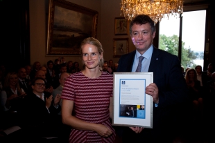 Therese Renstrøm mottok Yaras Birkelandpris av selskapets teknologidirektør Pierre Herben. Foto: Eirik Furu Baardsen