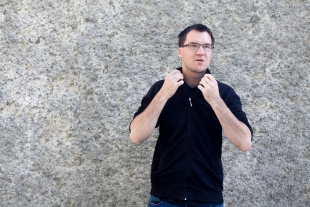 Henrik Anfinsen forteller til Maria Amelie hvordan hans vei inn i forskningen har vært. Foto: Maria Amelie