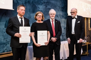 Knut Mikjel Rio og Annelin Eriksen mottar Fylkesakerprisen på Akademiets årsmøte av Preses Ole M. Sejersted og komitèleder for Fylkesakerprisen Jan Terje Faarlund. Foto: Thomas Eckhoff
